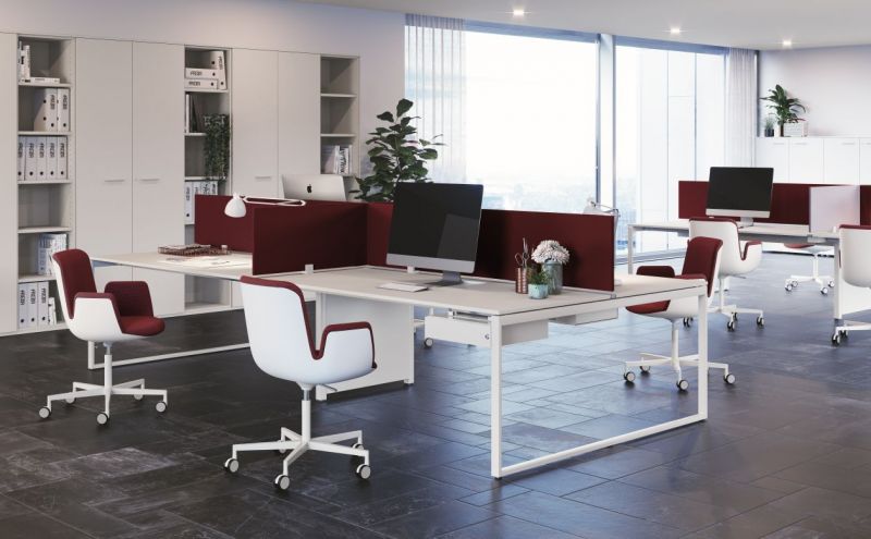 Modernes Büro mit Vierer-Schreibtisch (Pop Square Frezza) in Weiß und Burgunderrot, Büromöbel und Schreibtischstühle.